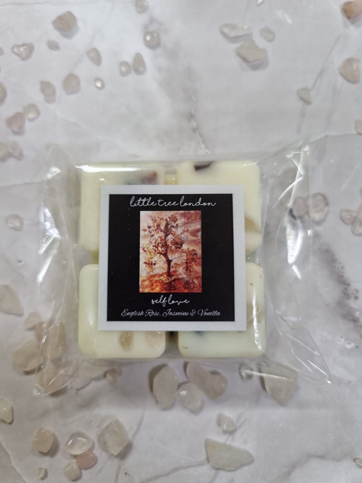 Self-love Luxury wax melts with Rose Quartz crystals chips. Unique wax melts with dried roses. High fragranced, long lasting.